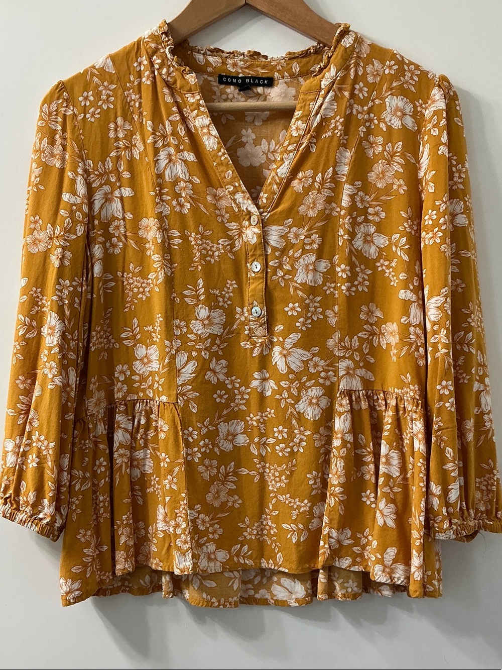 Como Black Floral V‑Neck Tunic Top in Mustard